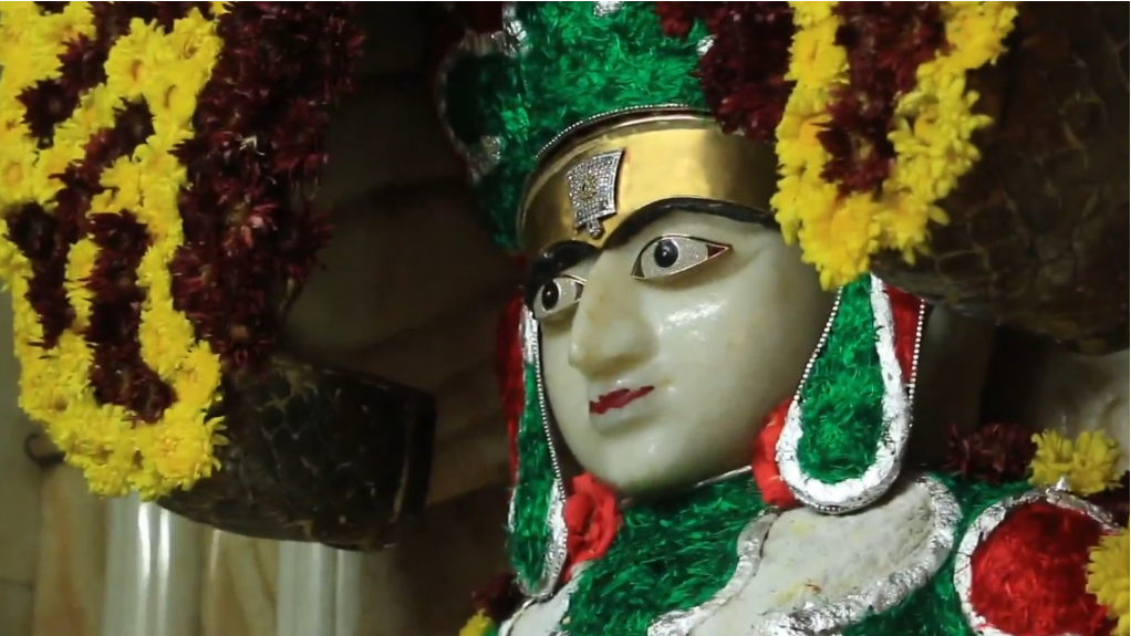 statue multicolore inde